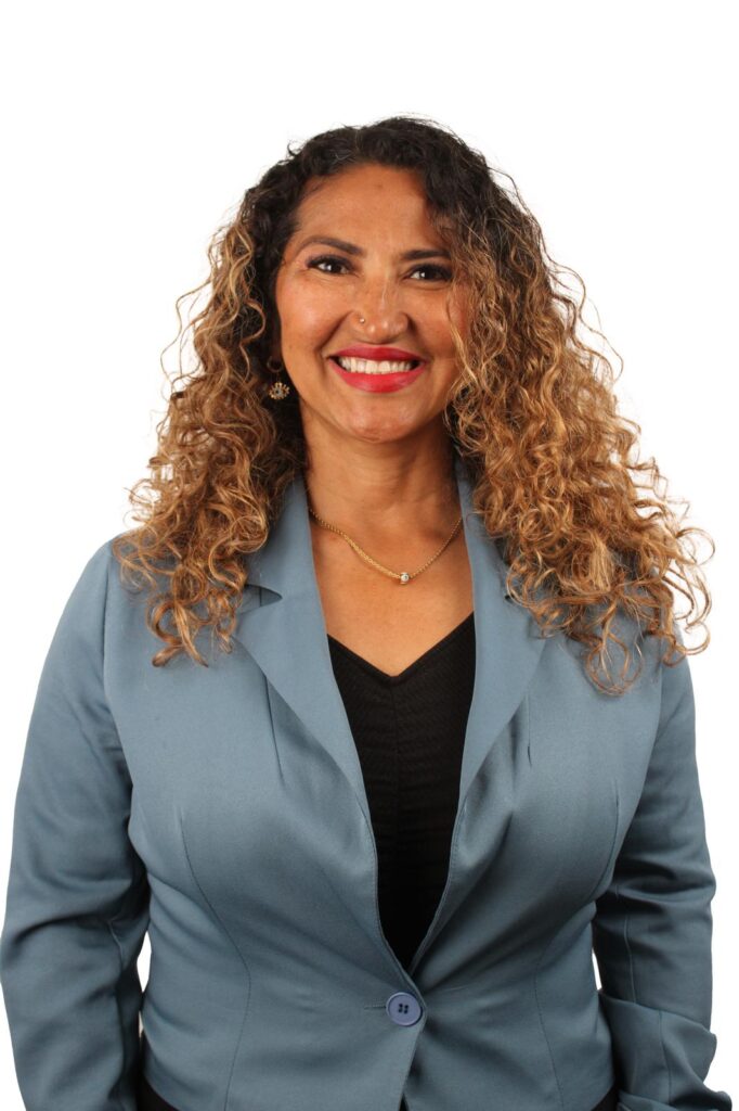 Valéria Nascimento é massoterapeuta e esteticista certificada, com mais de 20 anos de experiência em estética, bem-estar e tratamentos corporais e faciais. É reconhecida como Pupila 6 no método de Método Renata França — um dos níveis mais elevados de especialização nesta técnica de referência internacional.